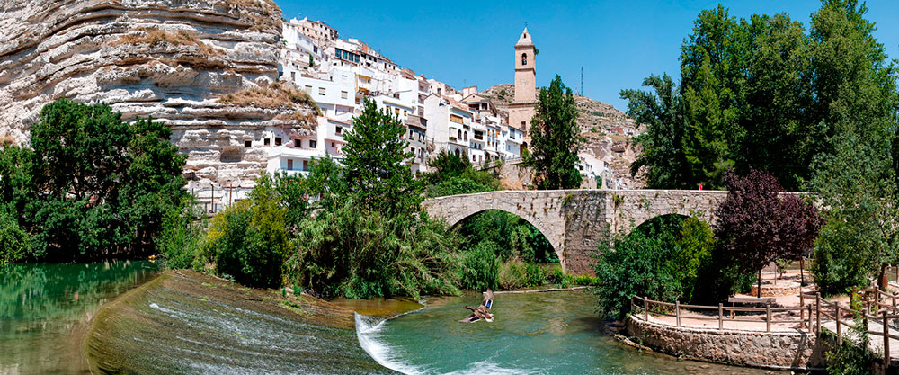 Puente e iglesia de Alcalá del Júcar