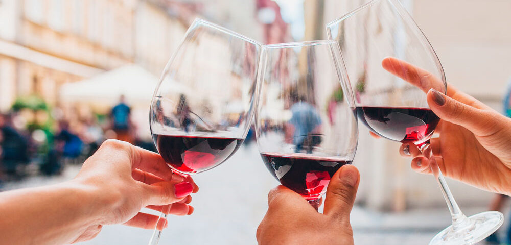 Tomando vino durante una feria