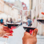 Tomando vino durante una feria