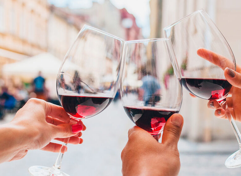 Tomando vino durante una feria