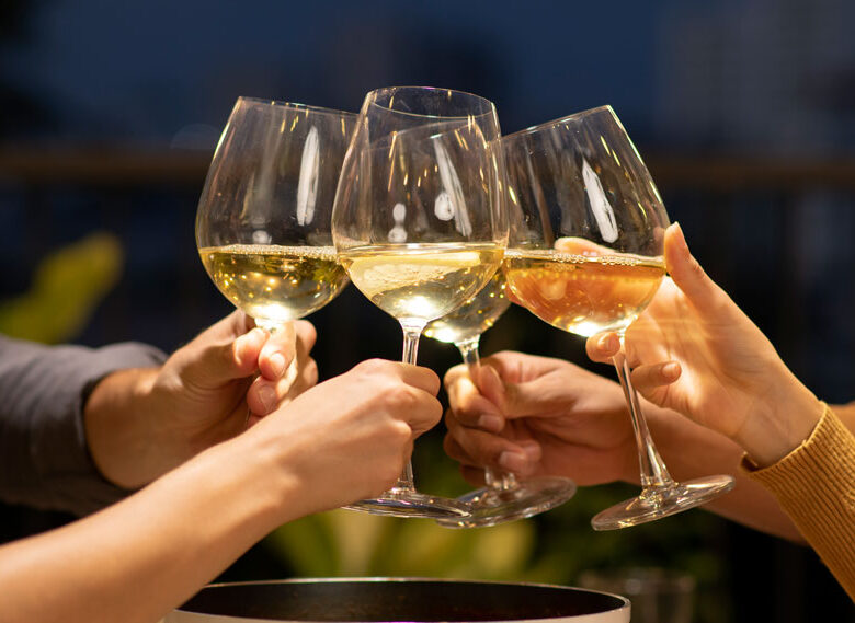 Brindis con vino blanco