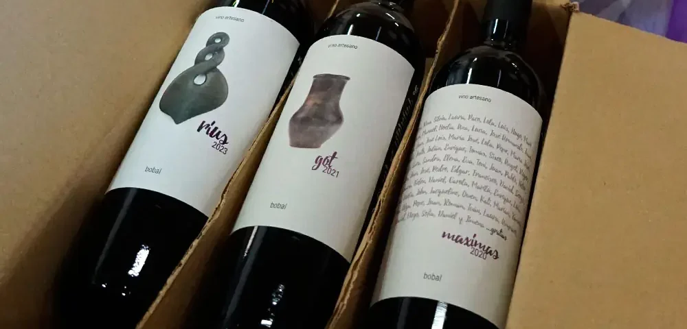 Caja con vinos de Bodegas Gratias